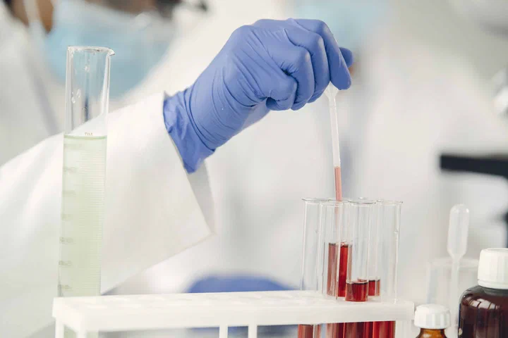 Cercetător care studiază probe de sânge într-un laborator