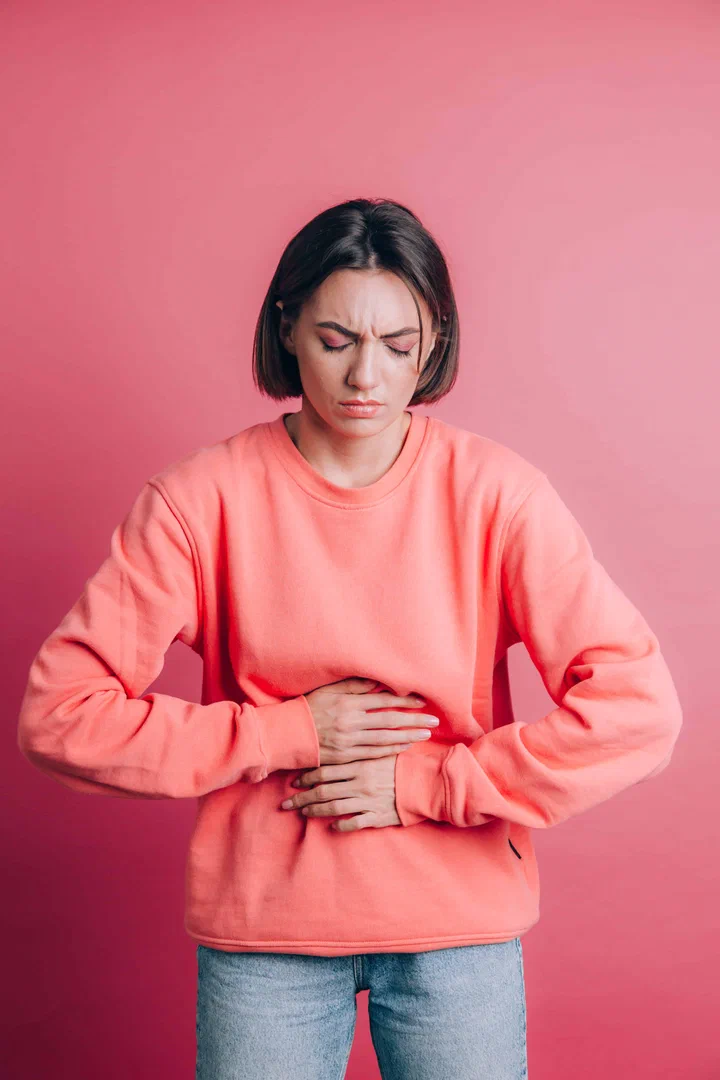 Femeie care resimte disconfort abdominal