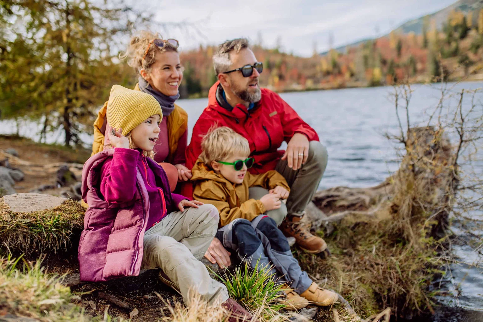Familie petrecând timp împreună în natură