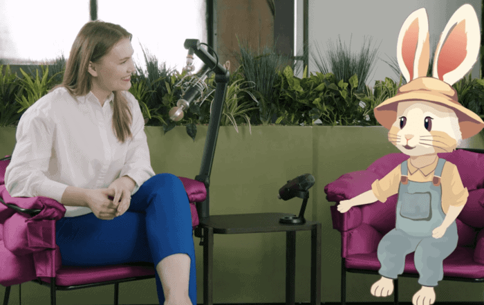 Imaginea arată un podcast în care o tânără discută cu iepurele animat Bioticel. Ei sunt așezați pe scaune de culoare mov și au microfoane între ei.